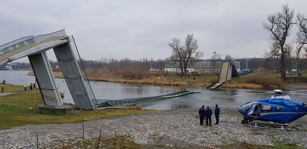 Раніше фахівці попереджали, що міст довго не простоїть / Фото Aktu.cz Раніше фахівці попереджали, що міст довго не простоїть / Фото Aktu.cz