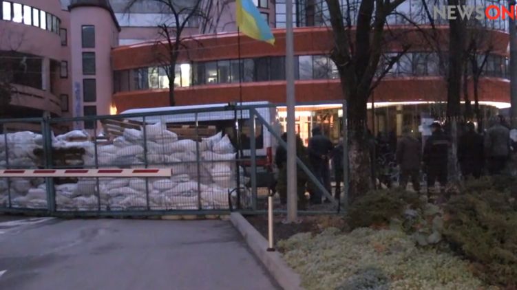 Неизвестные заблокировали вход в здание телеканала NewsOne в Киеве / скрин видео Неизвестные заблокировали вход в здание телеканала NewsOne в Киеве / скрин видео