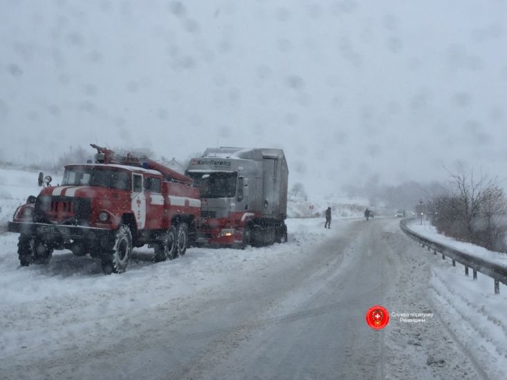 В Ривненской области образовался километровый затор / фото dsns.gov.ua В Ривненской области образовался километровый затор / фото dsns.gov.ua