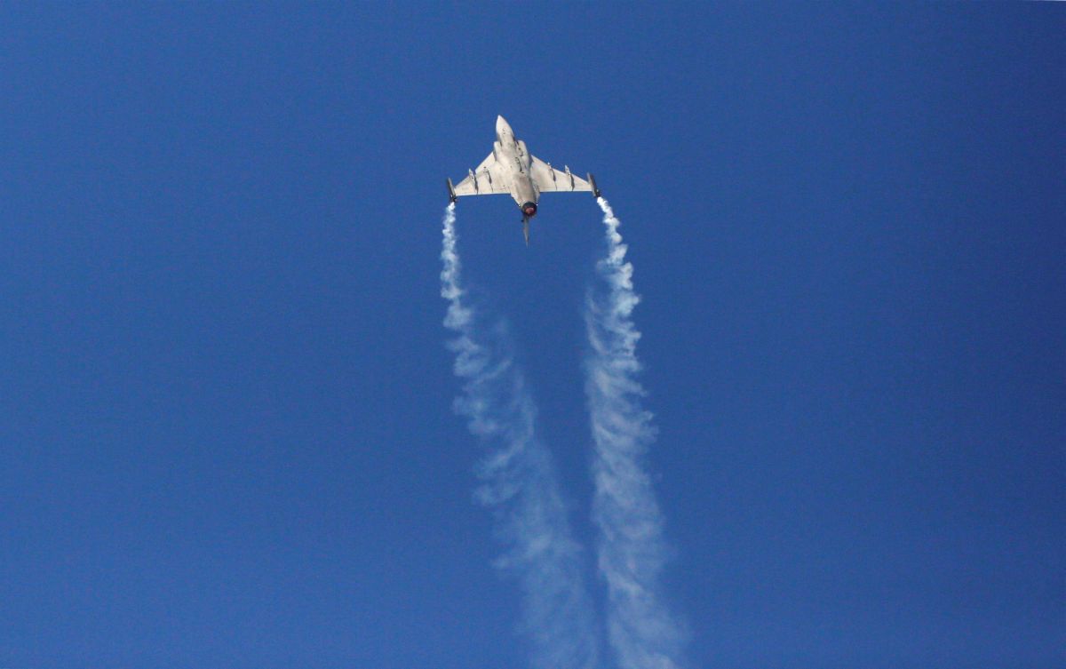 Винищувач F-22 стає невидимим у небі серед білого дня – і річ не лише в фарбі