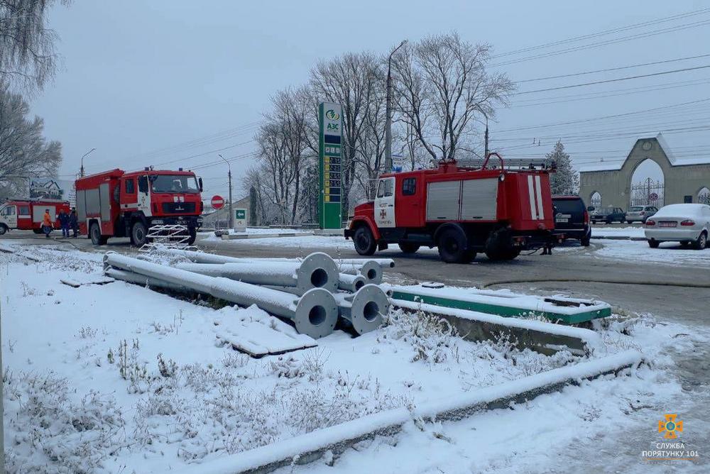 У Тернополі під час пожежі на станції техобслуговування згорів автомобіль 'BMW' (фото) У Тернополі під час пожежі на станції техобслуговування згорів автомобіль 'BMW' (фото)