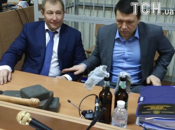 Бруківка і коктейлі Молотова у суді / фото ТСН Бруківка і коктейлі Молотова у суді / фото ТСН