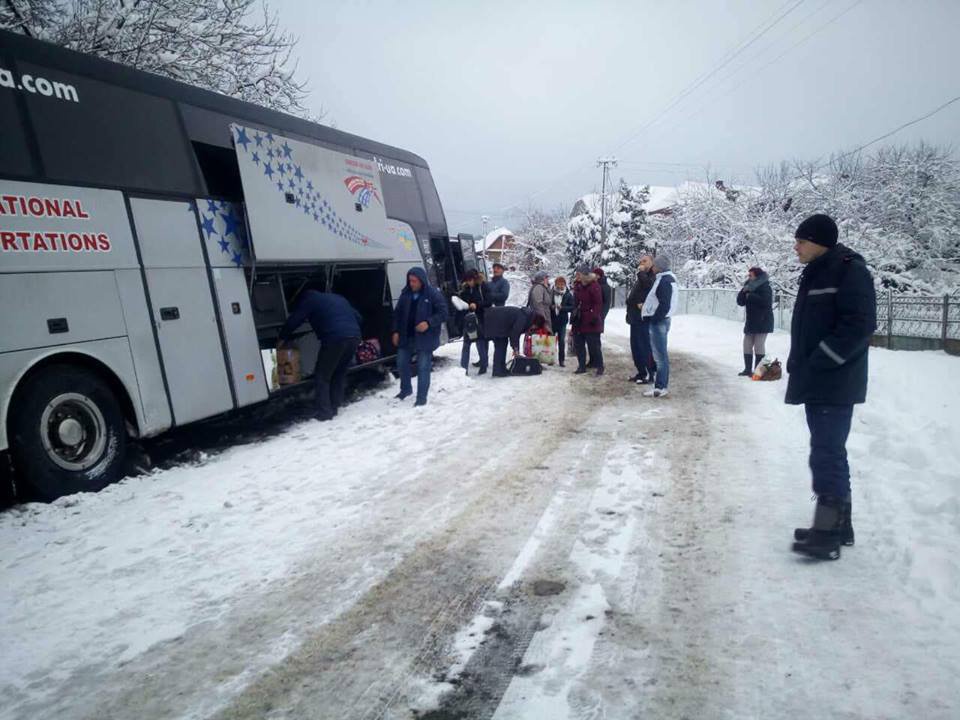 У Закарпатській області автобус з'їхав у кювет / фото ДСНС України в Закарпатській області У Закарпатській області автобус з'їхав у кювет / фото ДСНС України в Закарпатській області