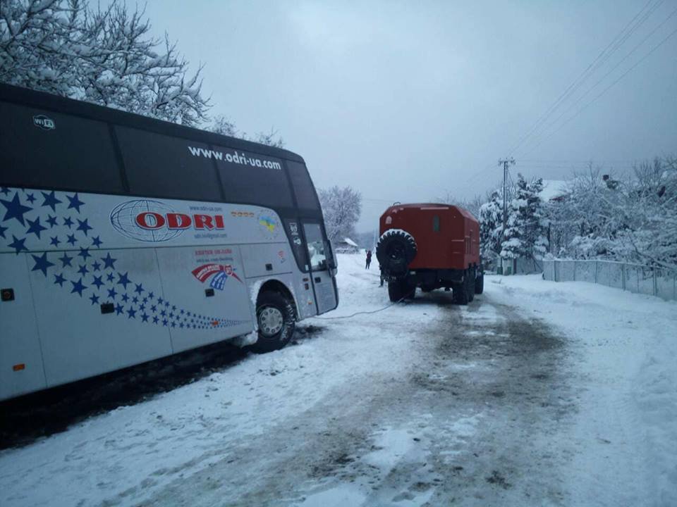 Автобус віз в Італію 42 людини / фото ДСНС України в Закарпатській області Автобус віз в Італію 42 людини / фото ДСНС України в Закарпатській області