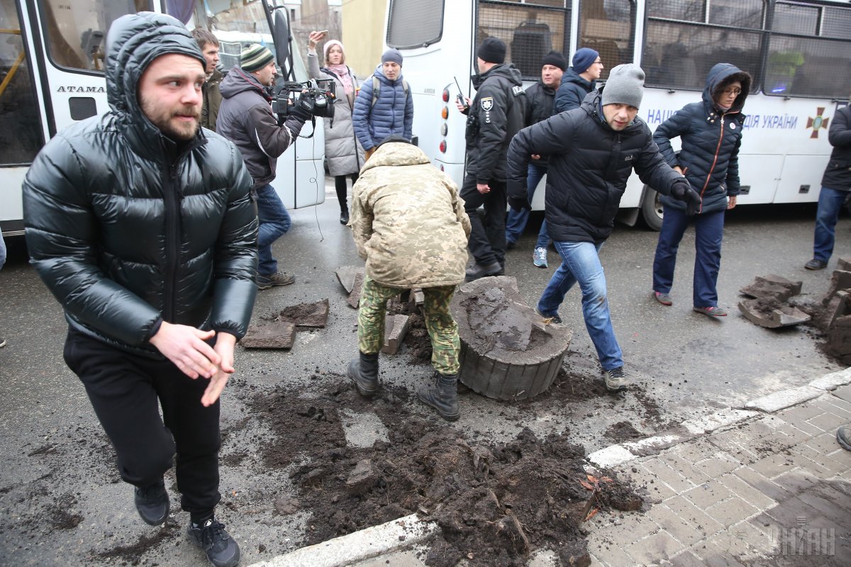 Сторонники Саакашвили разбивают клумбы / фото УНИАН Сторонники Саакашвили разбивают клумбы / фото УНИАН