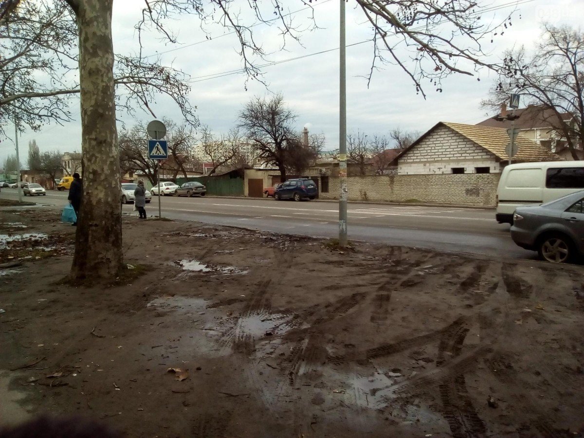 Місцеві жителі скаржаться на пішохідний перехід / 048.ua Місцеві жителі скаржаться на пішохідний перехід / 048.ua