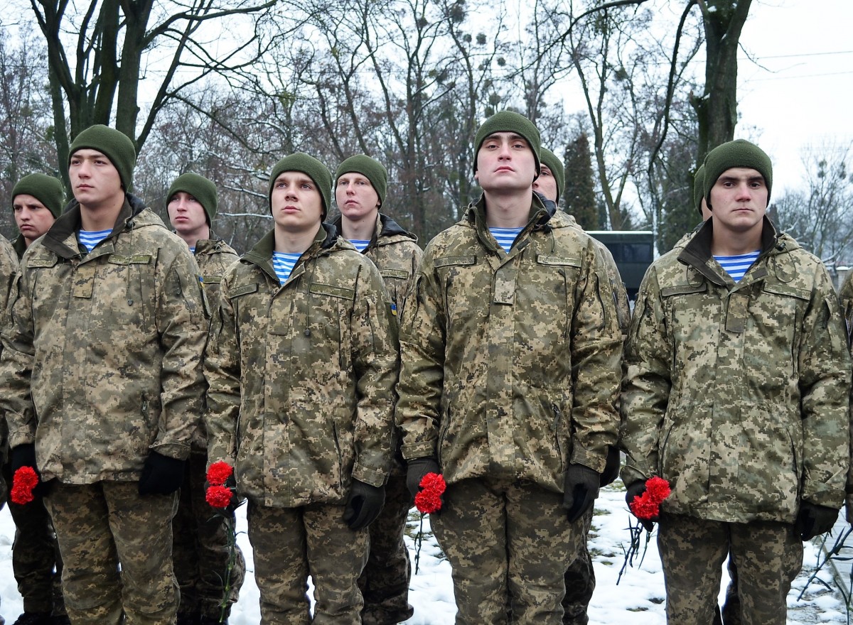 Присутствующие вспомнили погибших и возложили цветы к могилам воинов / фото zt-rada.gov.ua Присутствующие вспомнили погибших и возложили цветы к могилам воинов / фото zt-rada.gov.ua