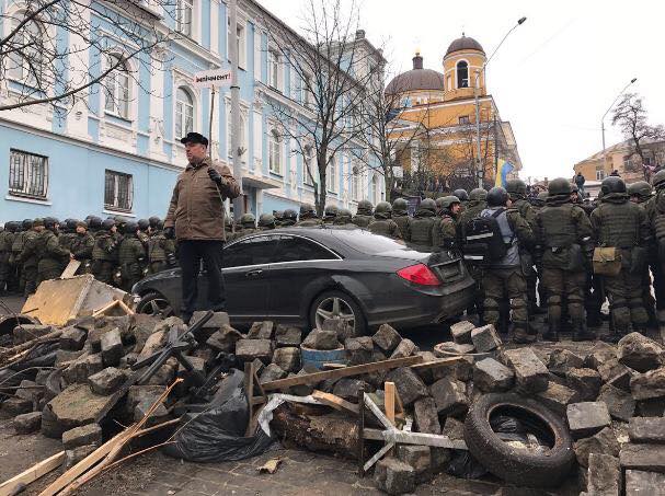 Шевченка перекрив своїм авто вулицю / фото facebook.com/ievgen.shevchenko.7 Шевченка перекрив своїм авто вулицю / фото facebook.com/ievgen.shevchenko.7
