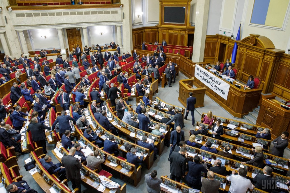 За закон, которым признается временная оккупация Россией части территории Украины, проголосовали 280 депутатов / фото УНИАН