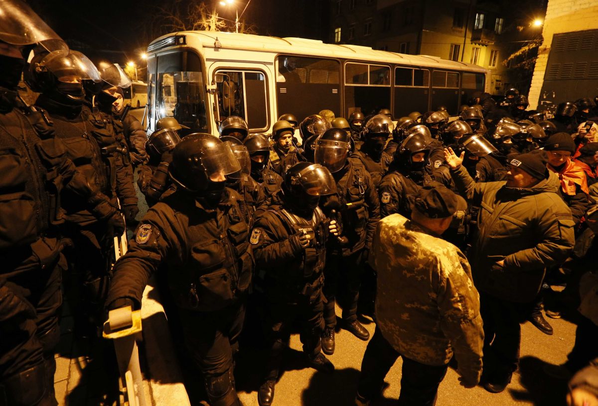 Правоохранители возле СИЗО, куда привезли Саакашвили / REUTERS Правоохранители возле СИЗО, куда привезли Саакашвили / REUTERS