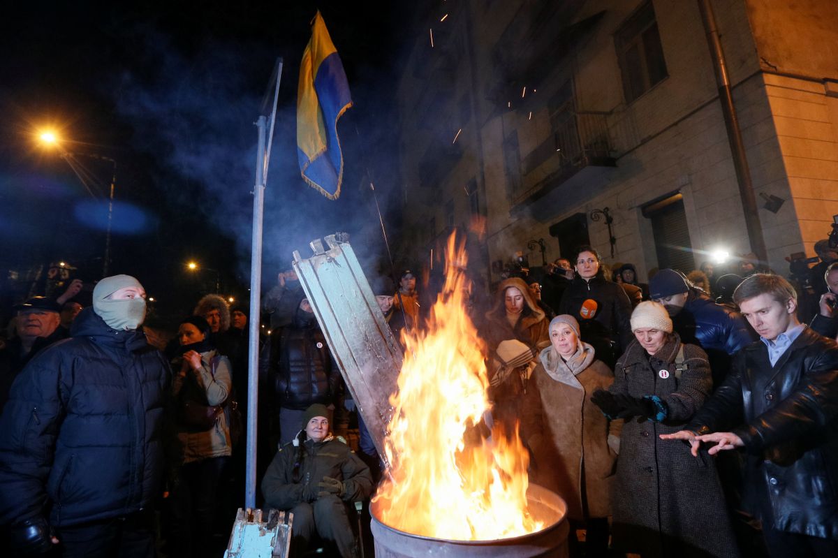 Мітингувальники біля СІЗО СБУ / REUTERS Мітингувальники біля СІЗО СБУ / REUTERS