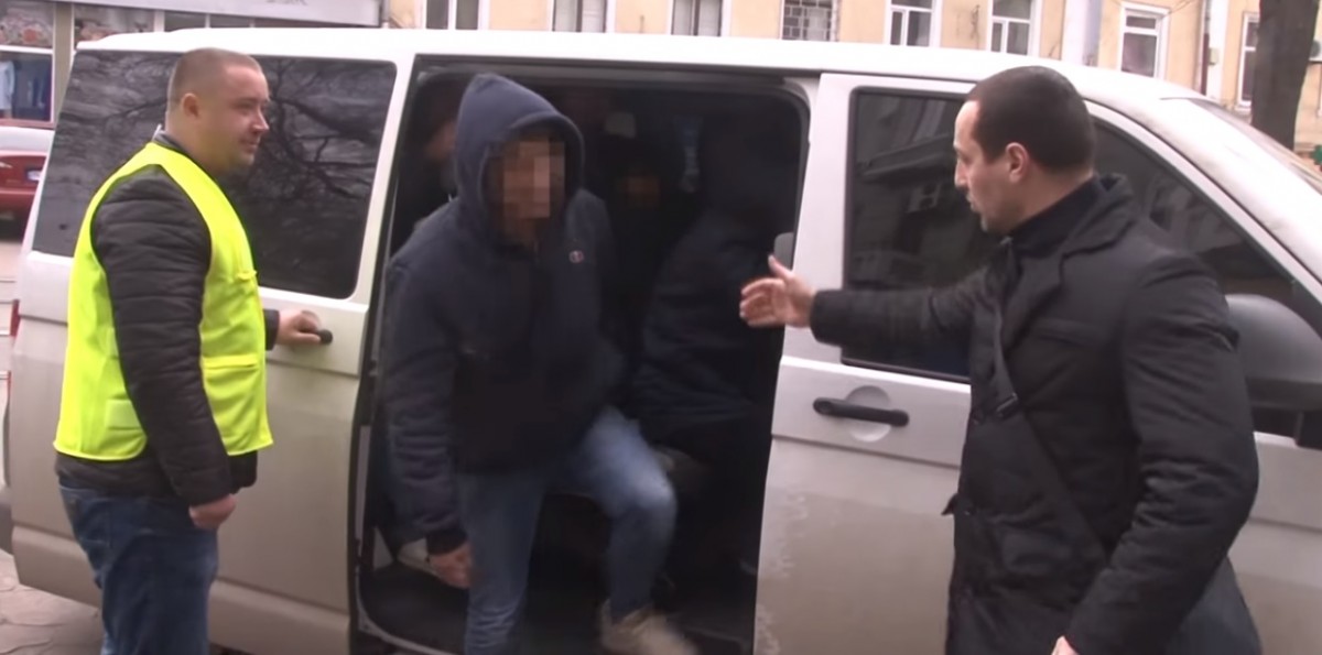 В Одессе задержали 16 нелегальных мигрантов, которые попали с территории России | скрин видео В Одессе задержали 16 нелегальных мигрантов, которые попали с территории России | скрин видео