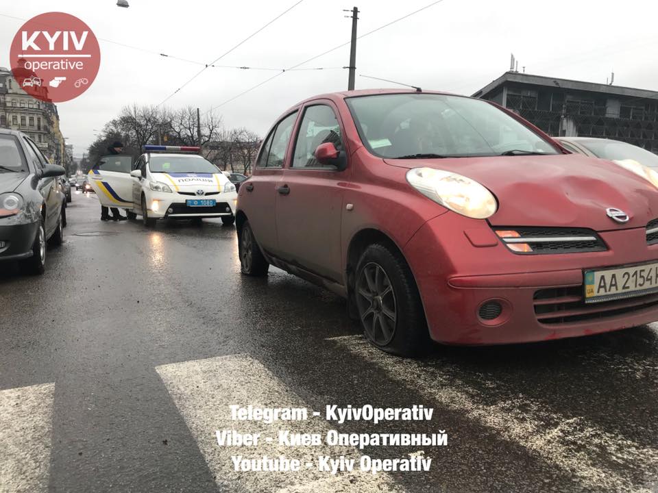 За словами водія, автомобіль занесло / facebook.com/KyivOperativ За словами водія, автомобіль занесло / facebook.com/KyivOperativ