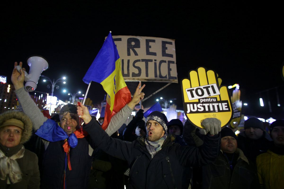 Мітингуючі в Бухаресті / REUTERS Мітингуючі в Бухаресті / REUTERS