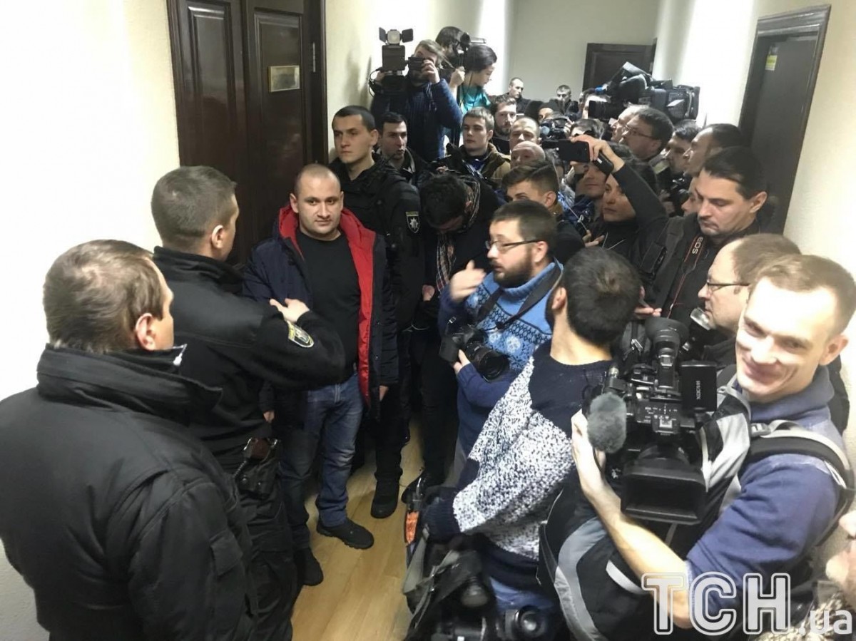 Журналісти очікують в коридорі / ТСН.ua Журналісти очікують в коридорі / ТСН.ua