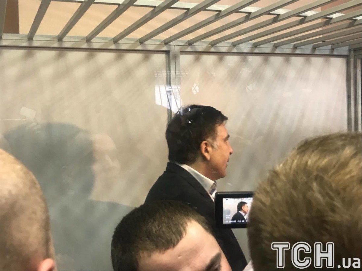 Сейчас Саакашвили находится на скамье рядом со своими защитниками / фото ТСН Сейчас Саакашвили находится на скамье рядом со своими защитниками / фото ТСН