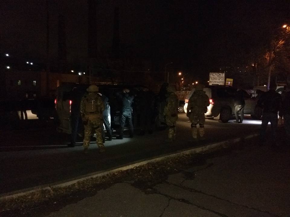 В Днепре спецназ задержал кортеж джипов, направляющихся в парк развлечений (фото) В Днепре спецназ задержал кортеж джипов, направляющихся в парк развлечений (фото)