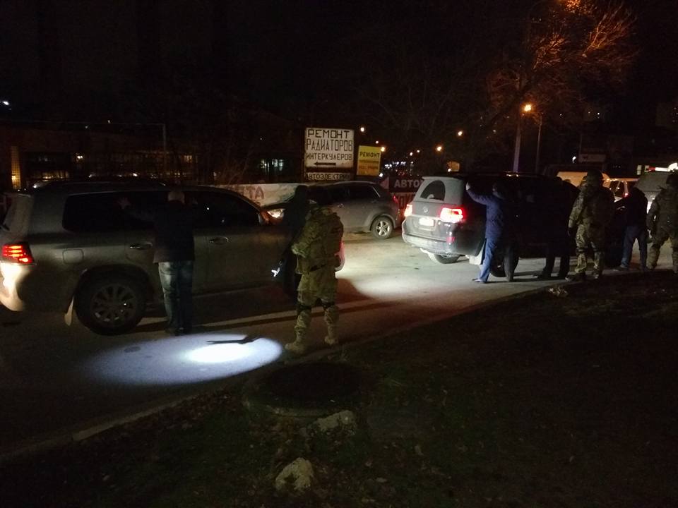 В Днепре спецназ задержал кортеж джипов, направляющихся в парк развлечений (фото) В Днепре спецназ задержал кортеж джипов, направляющихся в парк развлечений (фото)