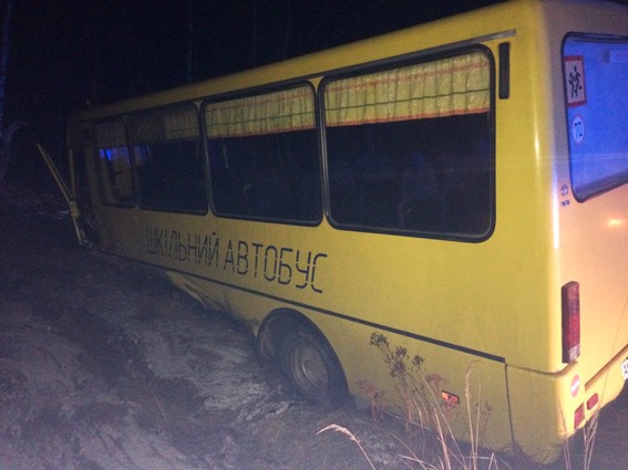 Шкільний автобус зіткнувся з іномаркою на Житомирщині / zt.npu.gov.ua Шкільний автобус зіткнувся з іномаркою на Житомирщині / zt.npu.gov.ua