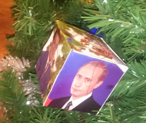 Ялинку прикрасили невеликими кубами з зображенням Путіна / facebook.com/irina.trofimova.948 Ялинку прикрасили невеликими кубами з зображенням Путіна / facebook.com/irina.trofimova.948
