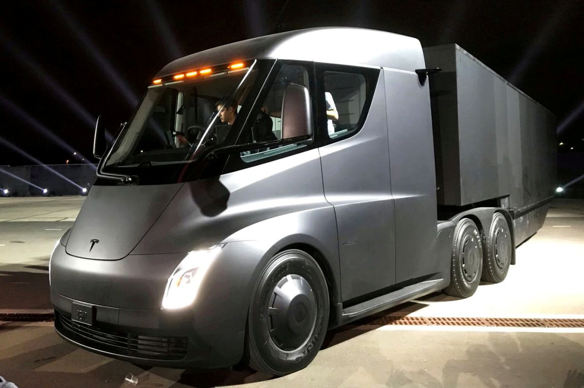 Грузовик Tesla Semi / REUTERS Грузовик Tesla Semi / REUTERS