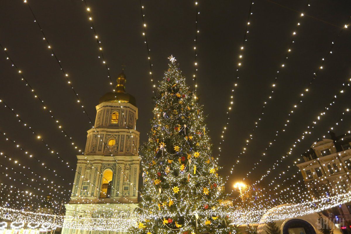 На протяжении последних лет главную елку страны устанавливали на Софийской площади столицы / фото УНИАН
