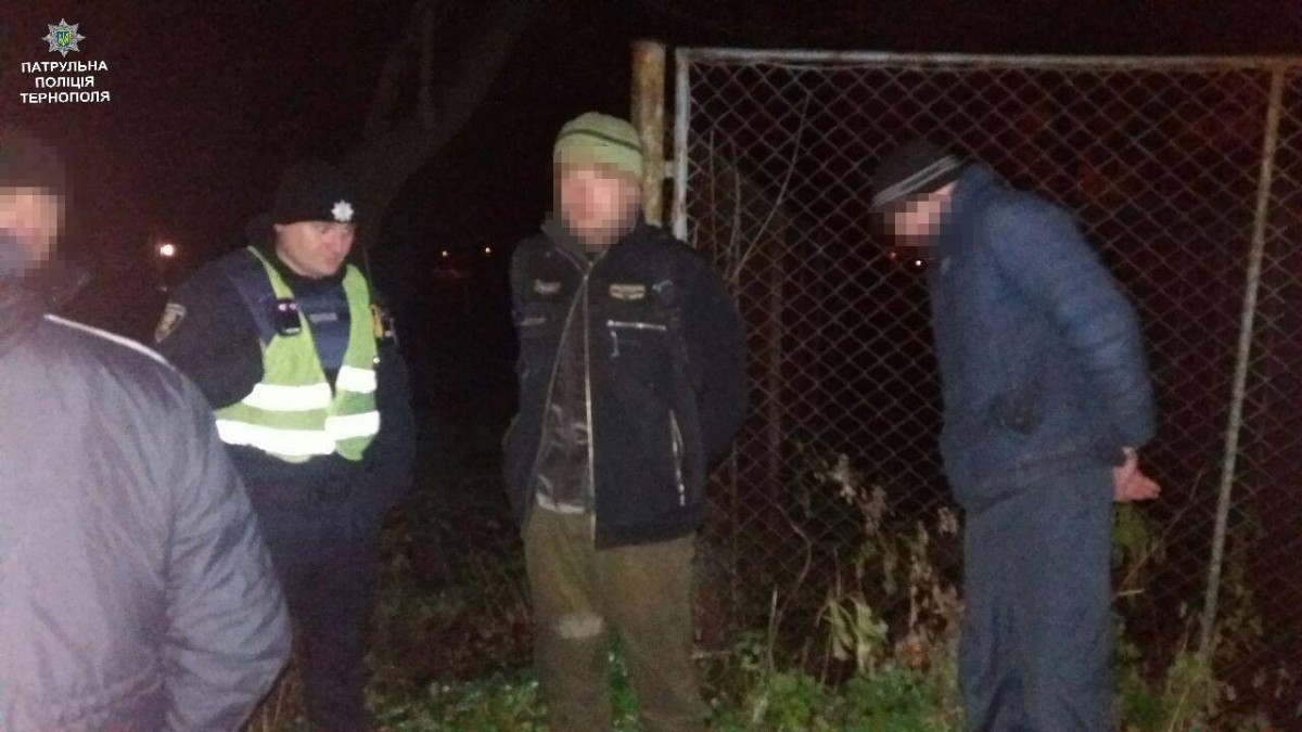 У Тернополі затримали злодіїв, які в ніч на Андрія вкрали металеву огорожу (фото) У Тернополі затримали злодіїв, які в ніч на Андрія вкрали металеву огорожу (фото)