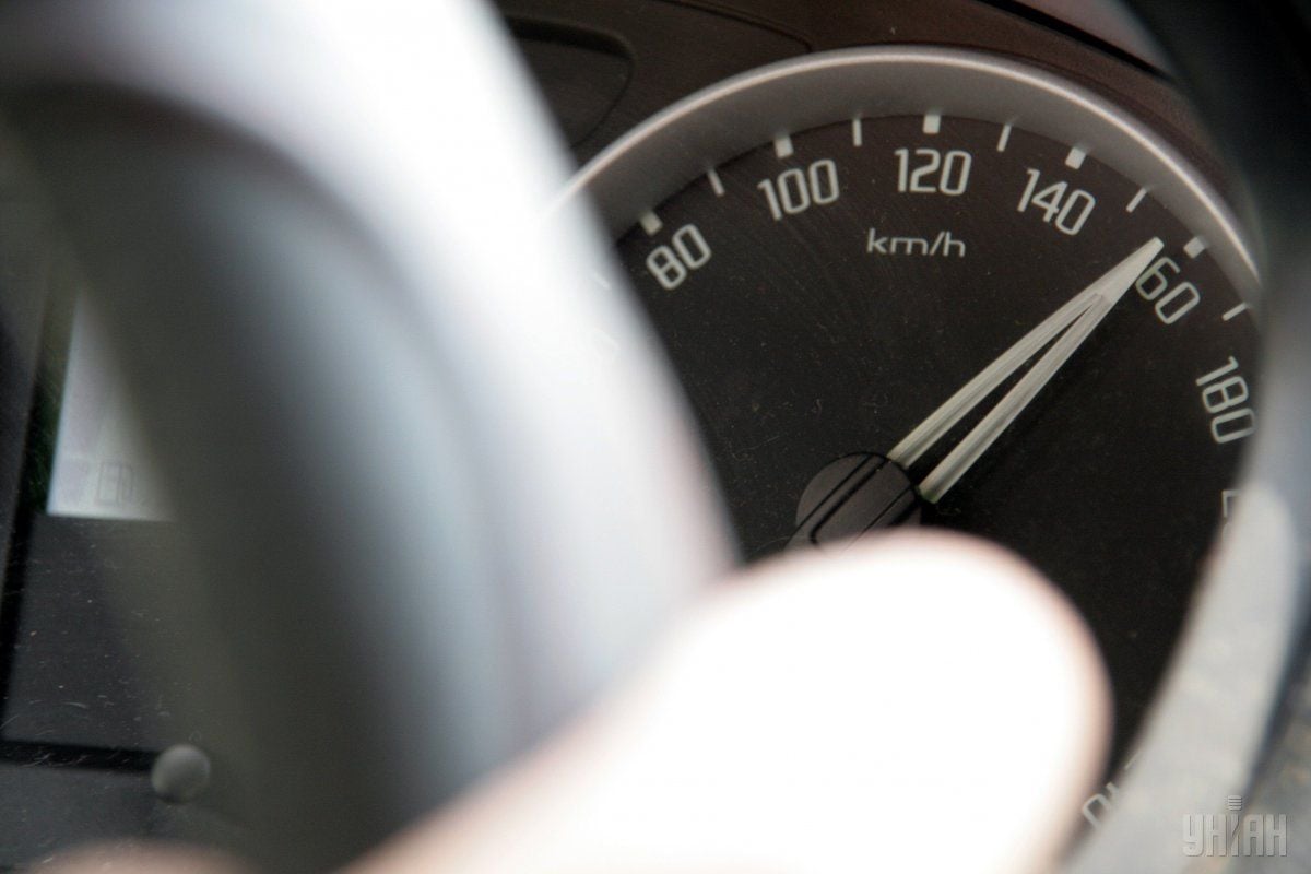 Максимально допустимая скорость авто в населенных пунктах снижена до 50 км/ч / Фото УНИАН