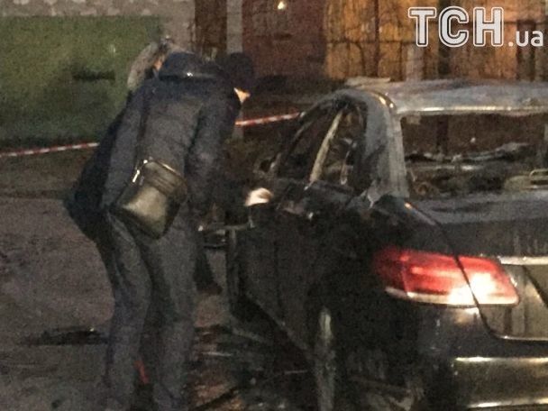 У Дніпрі біля суду підірвали автомобіль прокурора (фото, відео) У Дніпрі біля суду підірвали автомобіль прокурора (фото, відео)