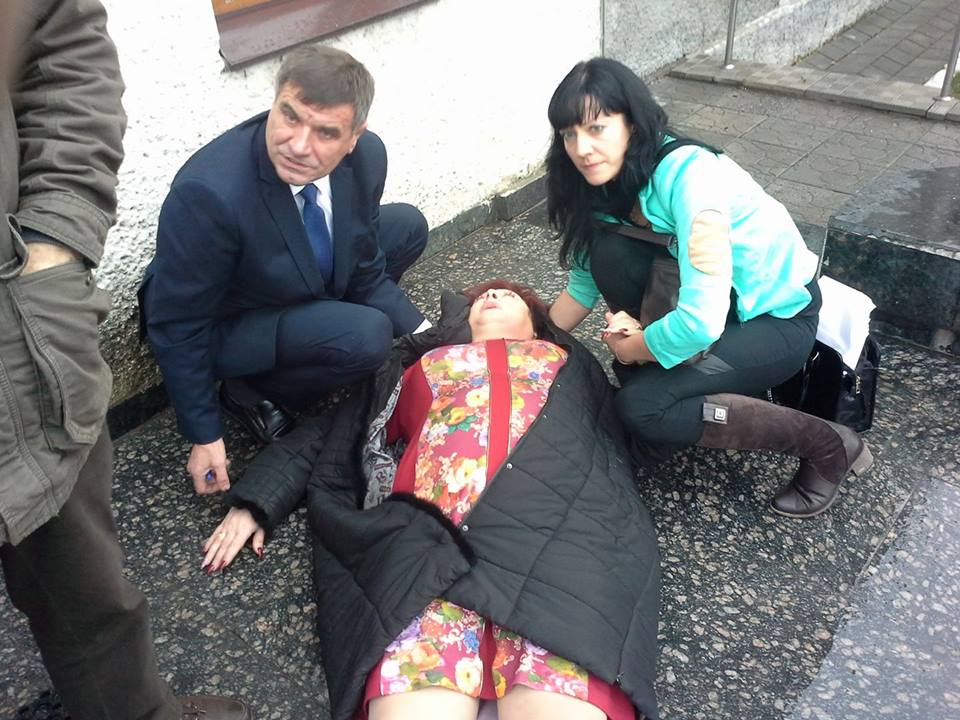 На выходе из городского совета женщину догнал первый заместитель городского головы Жмеринки Александр Фурман и ударил в лицо / фото УНИАН На выходе из городского совета женщину догнал первый заместитель городского головы Жмеринки Александр Фурман и ударил в лицо / фото УНИАН