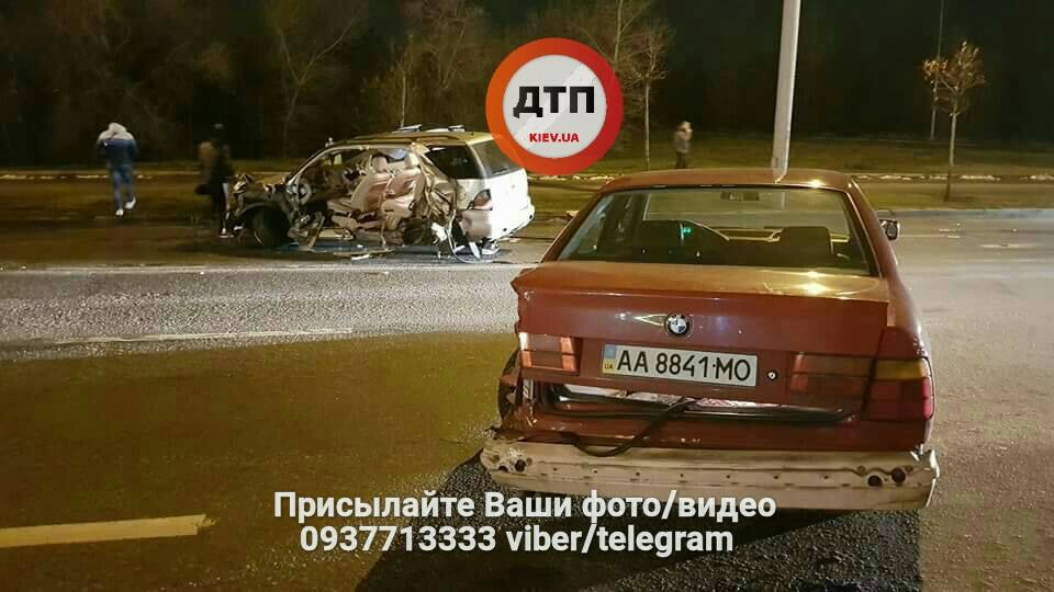 В Киеве эвакуатор вдребезги разбил Mercedes: страшные фото