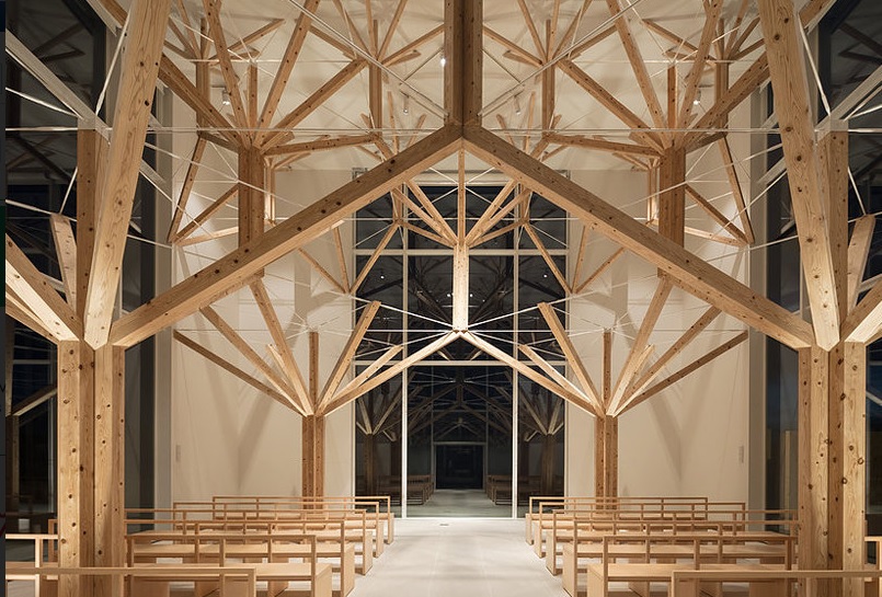 Церковь, внутри которой создали иллюзию леса / newsru.com