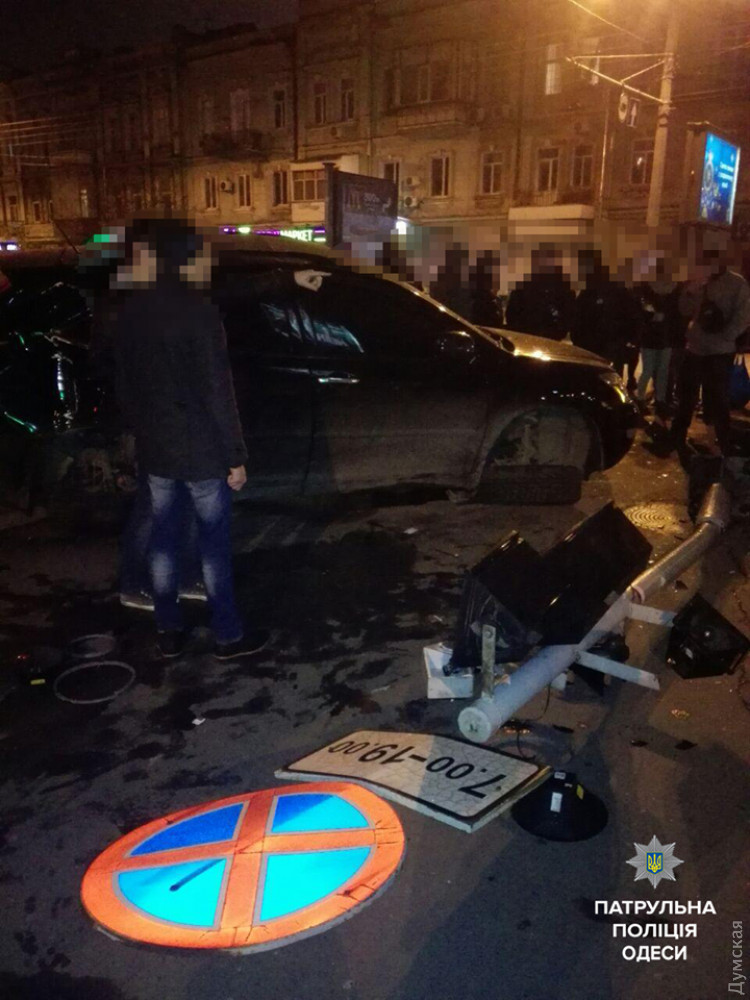 В результаті аварії обійшлося без жертв / Фото патрульної поліції В результаті аварії обійшлося без жертв / Фото патрульної поліції