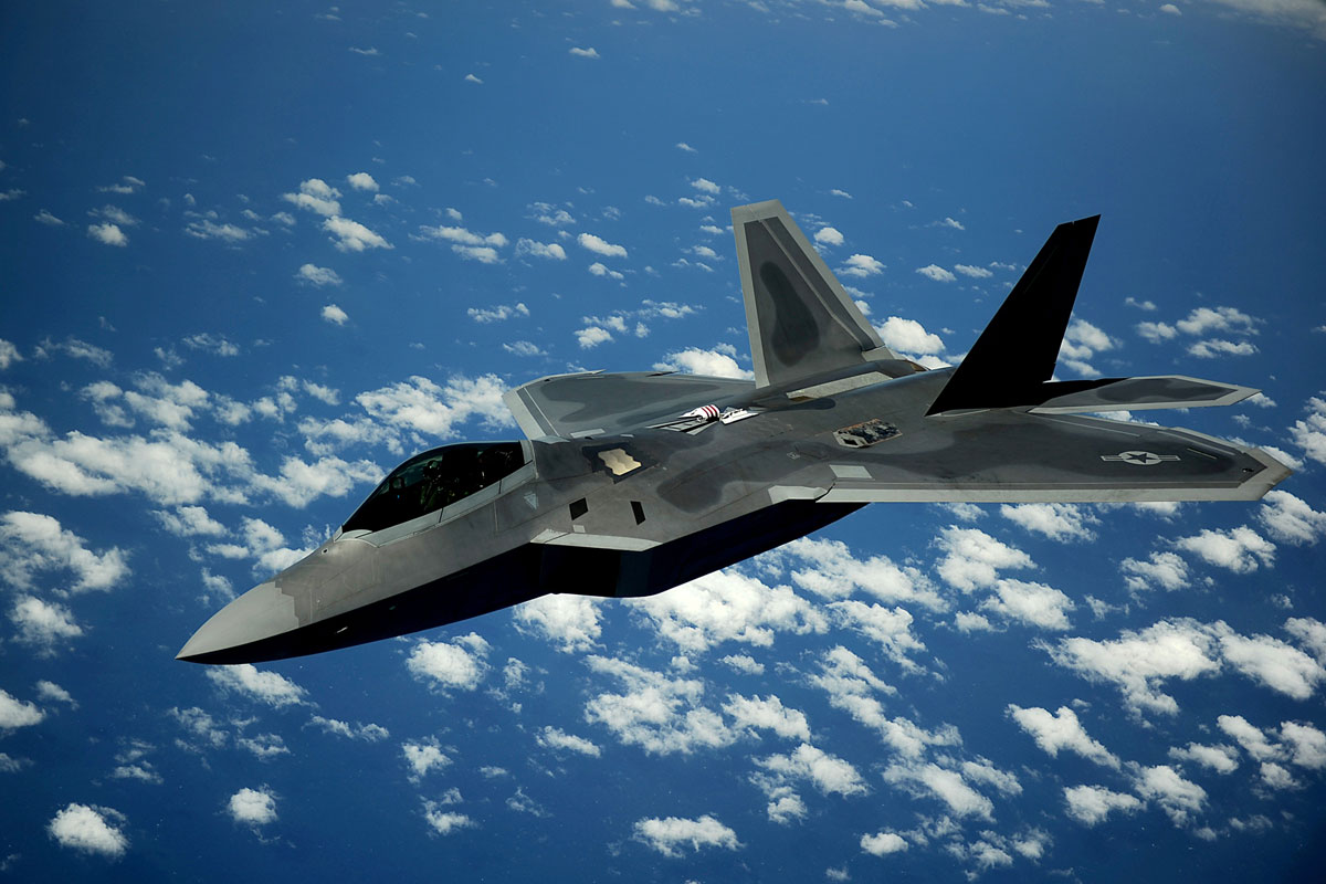 F-22 зробив кілька попереджувальних пострілів / фото military.com F-22 зробив кілька попереджувальних пострілів / фото military.com