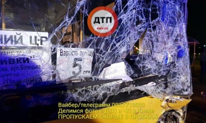 В Киеве маршрутка врезалась в микроавтобус / фото dtp.kiev.ua В Киеве маршрутка врезалась в микроавтобус / фото dtp.kiev.ua