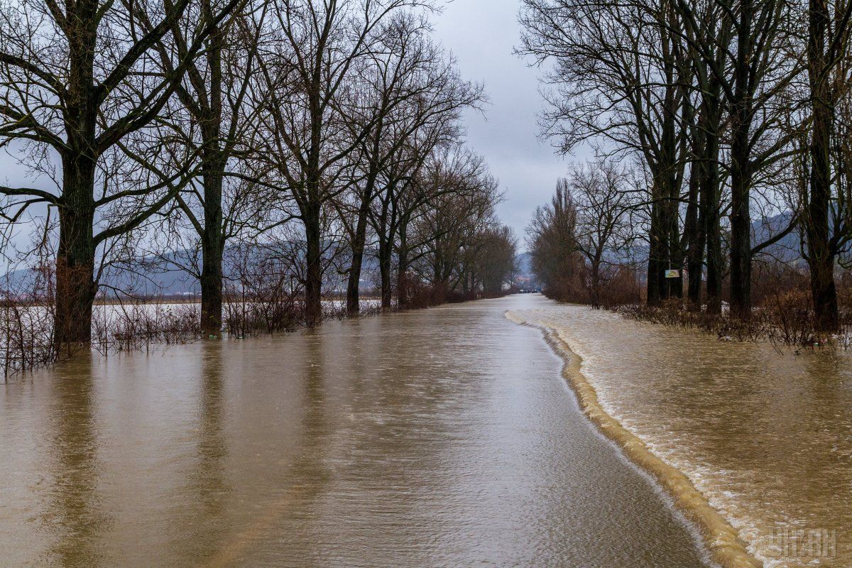 Синоптики предупреждают о возможном затоплении пойменных участков / фото - УНИАН Синоптики предупреждают о возможном затоплении пойменных участков / фото - УНИАН