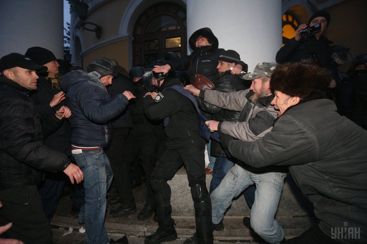 Близько півсотні правоохоронців намагаються виштовхати частину мітингувальників / фото УНІАН Близько півсотні правоохоронців намагаються виштовхати частину мітингувальників / фото УНІАН