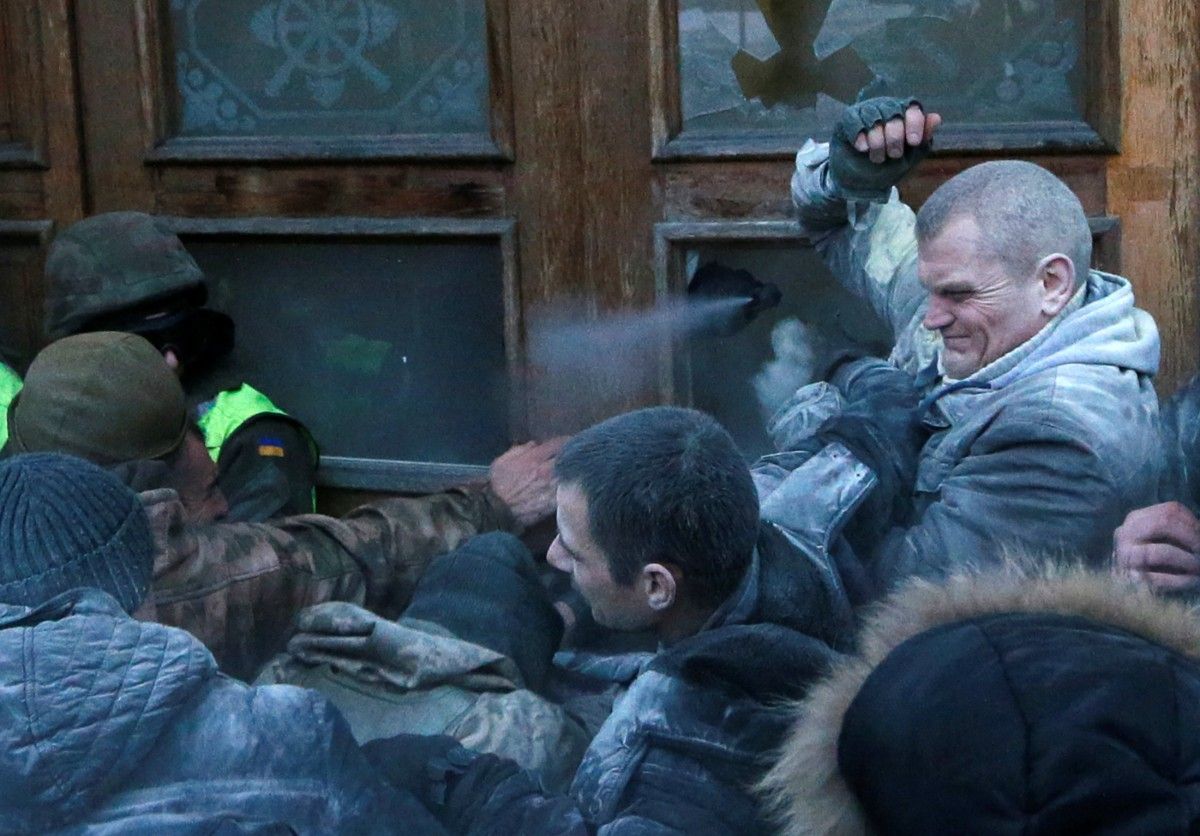 Штурм Жовтневого Палацу в Києві / REUTERS Штурм Жовтневого Палацу в Києві / REUTERS