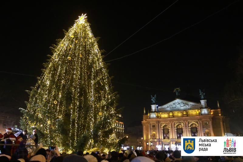 Во Львове открыли главную елку города / фото city-adm.lviv.ua Во Львове открыли главную елку города / фото city-adm.lviv.ua