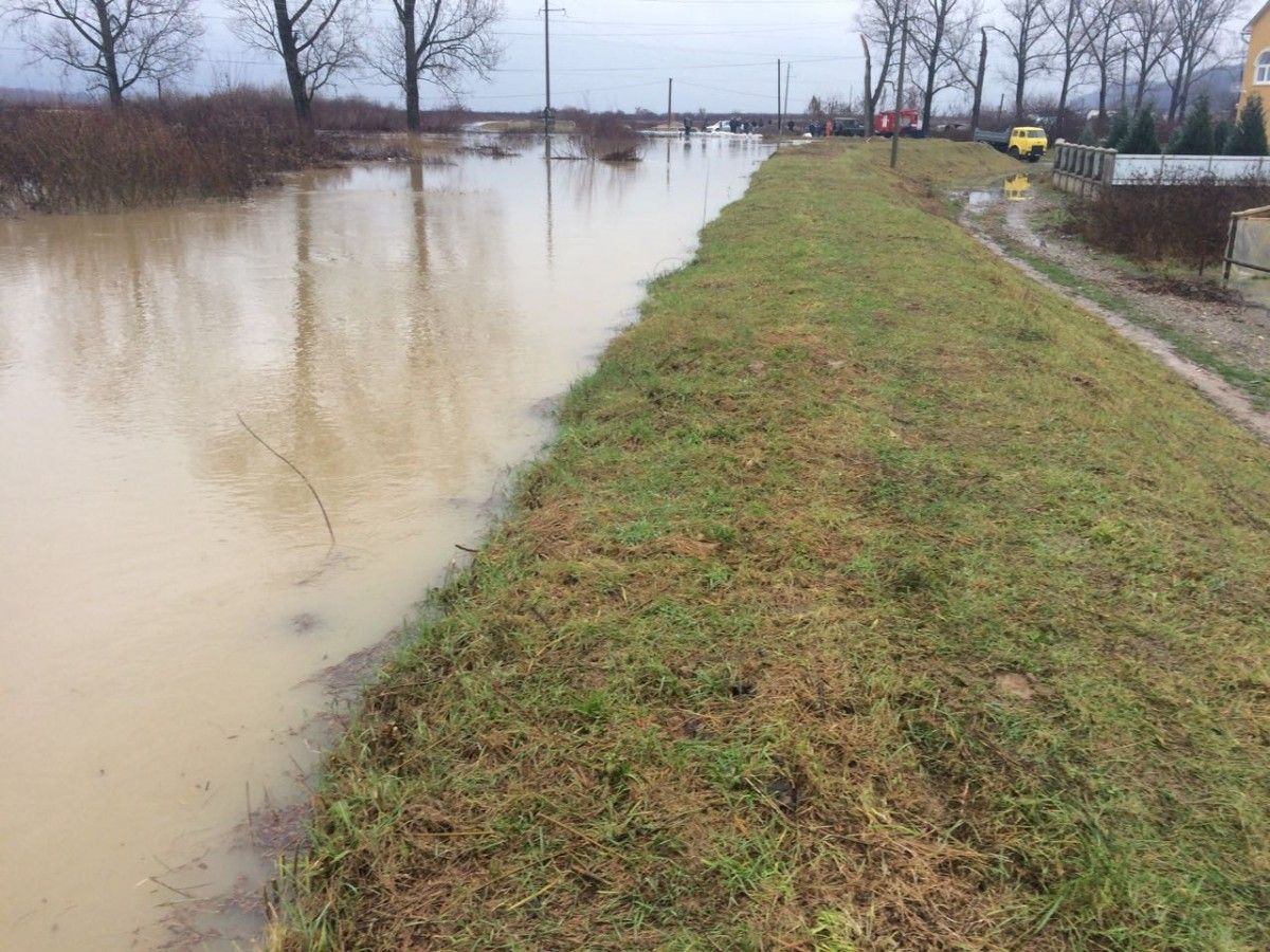 На півночі України фіксують підтоплення, з деякими селами немає сполучення / фото ДСНС На півночі України фіксують підтоплення, з деякими селами немає сполучення / фото ДСНС
