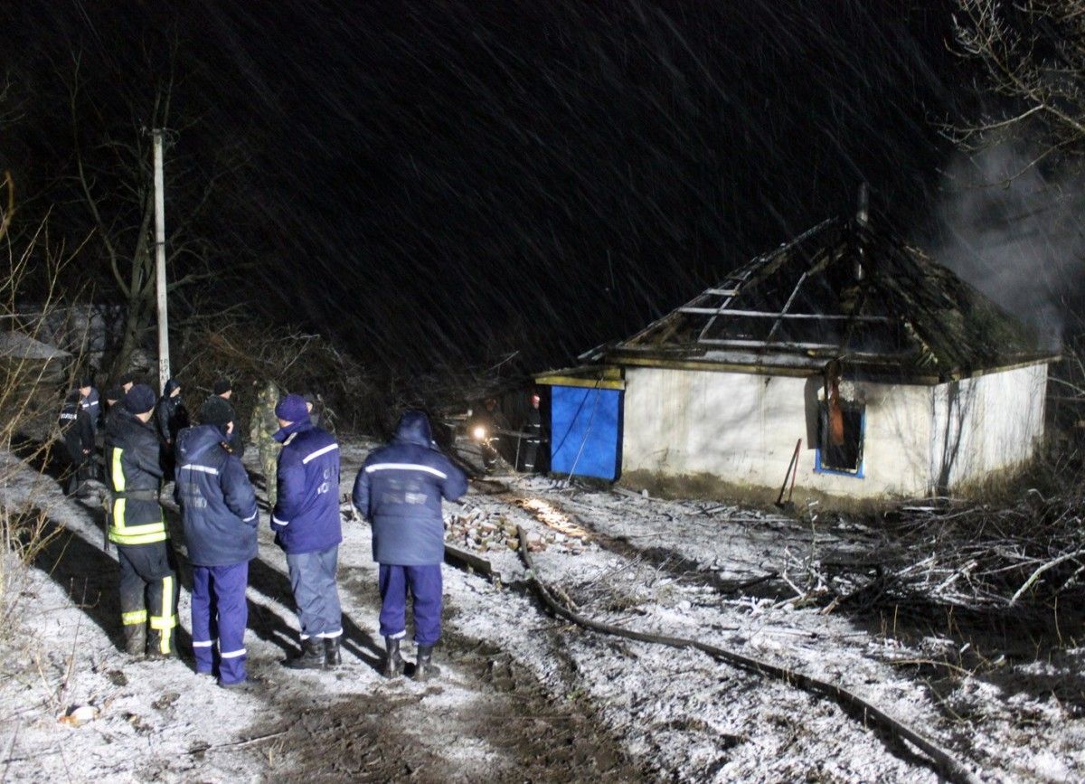 Живими залишилися двоє дітей / фото ДСНС Живими залишилися двоє дітей / фото ДСНС