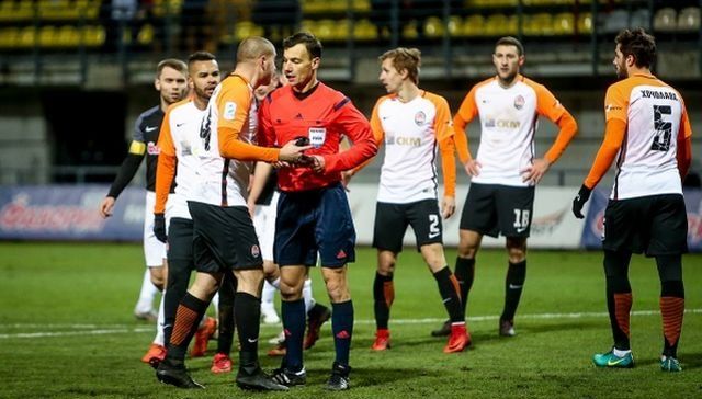 Ракицкий понесет наказание за преркания с арбитром во время игры УПЛ Ракицкий понесет наказание за преркания с арбитром во время игры УПЛ