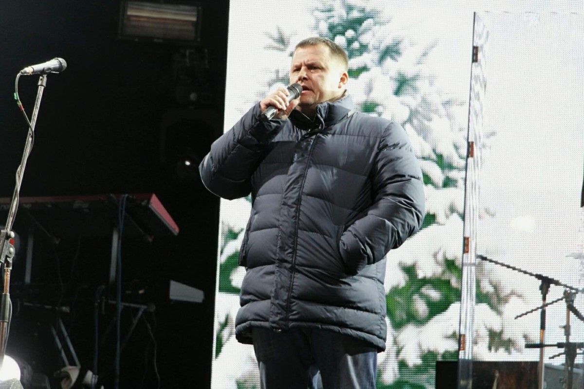 Вогні головної ялинки Дніпра разом із містянами запалив мер Борис Філатов \ УНІАН Вогні головної ялинки Дніпра разом із містянами запалив мер Борис Філатов \ УНІАН