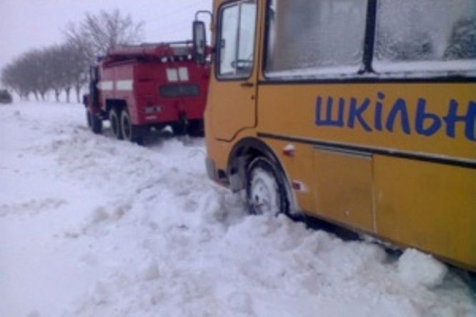 На Житомирщині через негоду рятувальники вивільняли шкільний автобус, що мав відвантажувати новорічні подарунки /фото ДСНС України у Харківській області На Житомирщині через негоду рятувальники вивільняли шкільний автобус, що мав відвантажувати новорічні подарунки /фото ДСНС України у Харківській області