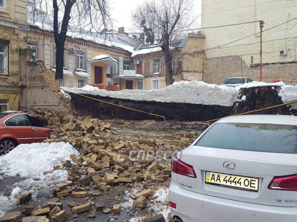 Припарковані автомобілі опинилися під завалом / Фото Еспресо Припарковані автомобілі опинилися під завалом / Фото Еспресо
