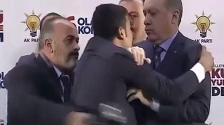 Мужчина объяснил свой поступок тем, что просто хотел обнять своего президента \ hurriyetdailynews.com Мужчина объяснил свой поступок тем, что просто хотел обнять своего президента \ hurriyetdailynews.com