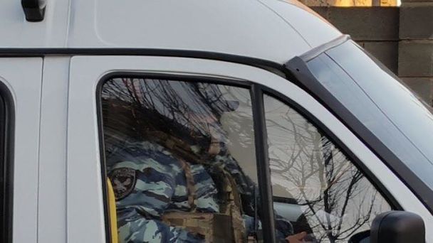 На вулиці стоять дві На вулиці стоять дві
