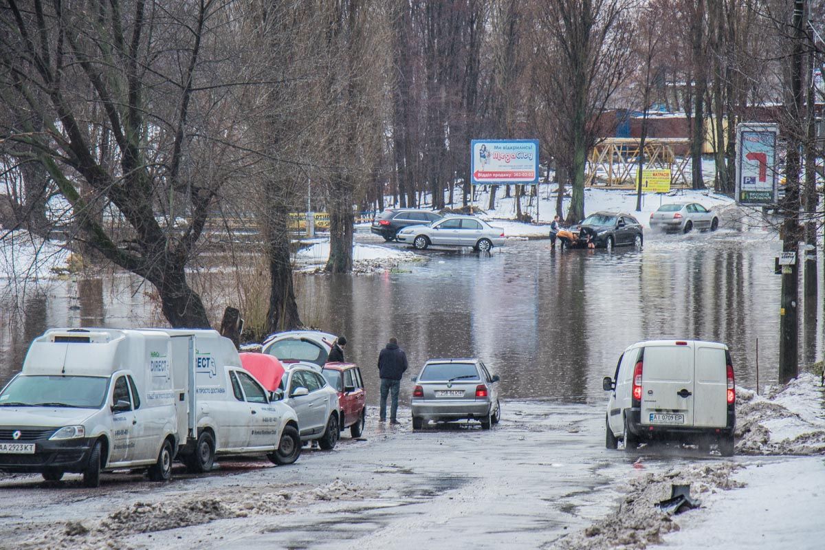 У Києві після сильного дощу затопило цілу вулицю, автомобілі доводилося витягати з води (фото, відео) У Києві після сильного дощу затопило цілу вулицю, автомобілі доводилося витягати з води (фото, відео)