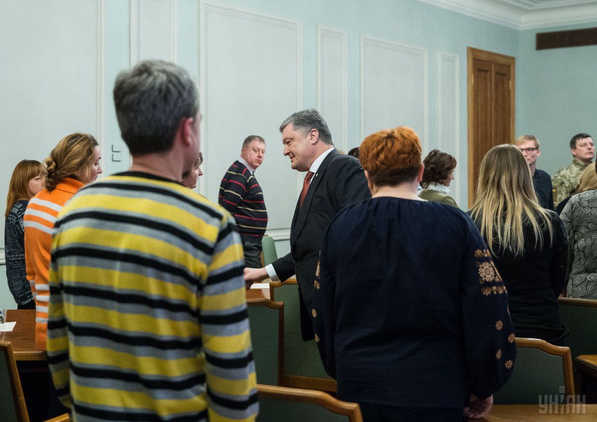 Порошенко зустрівся з родичами заручників / Фото УНІАН Порошенко зустрівся з родичами заручників / Фото УНІАН
