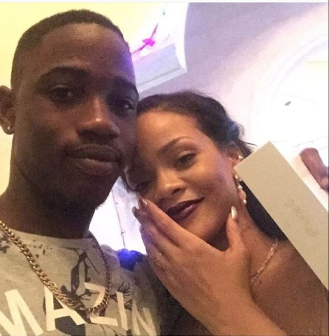Певица призвала прекратить насилие с применением оружия / Instagram Rihanna Певица призвала прекратить насилие с применением оружия / Instagram Rihanna